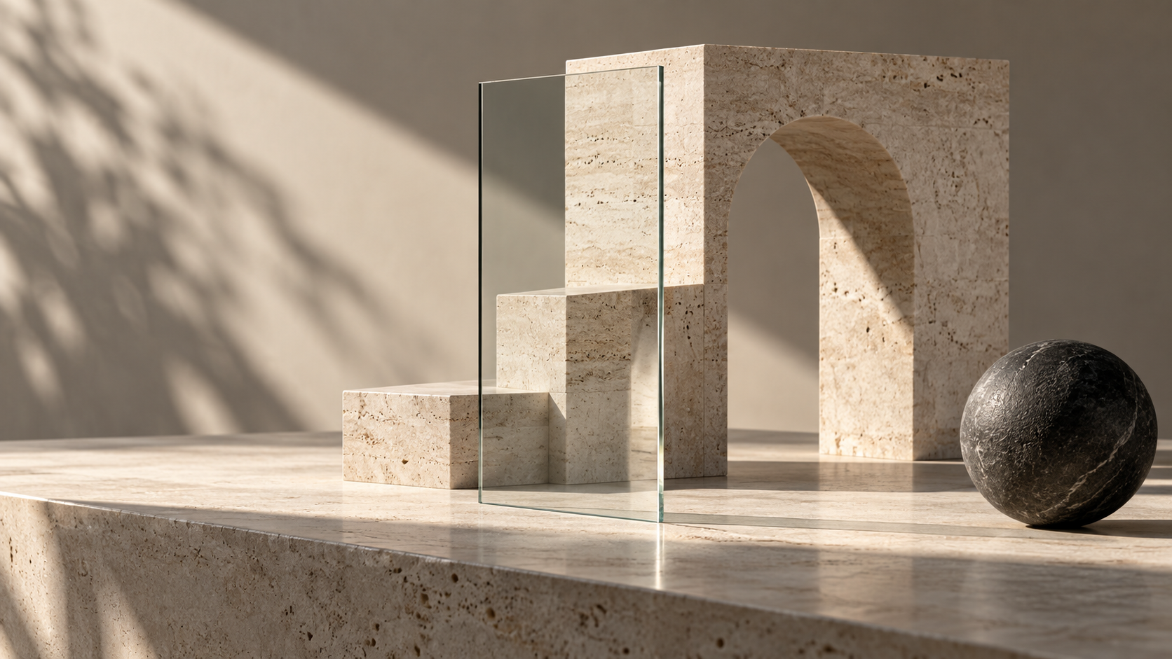 Composición conceptual de un arco de travertino, bloques de piedra, un panel de vidrio y una esfera negra.